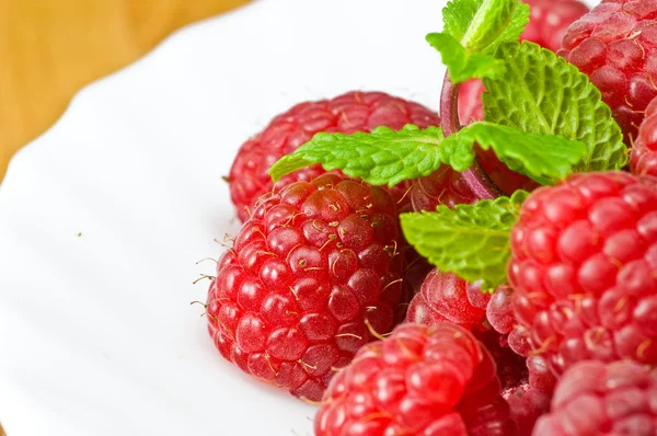 Raspberry and mint — Stock Photo, Image