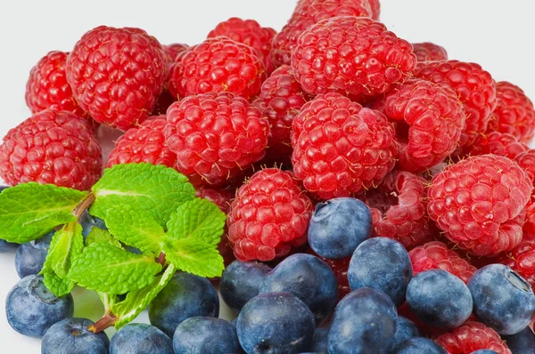 Blueberry and ruspberry berries with mint leaves — Stock Photo, Image