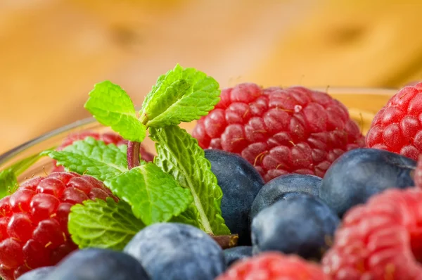 Blueberry, ruspberry and mint leaves — Stock Photo, Image