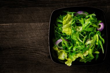 ahşap üzerine taze salata
