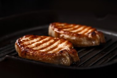 bir dökme demir tavada biftek