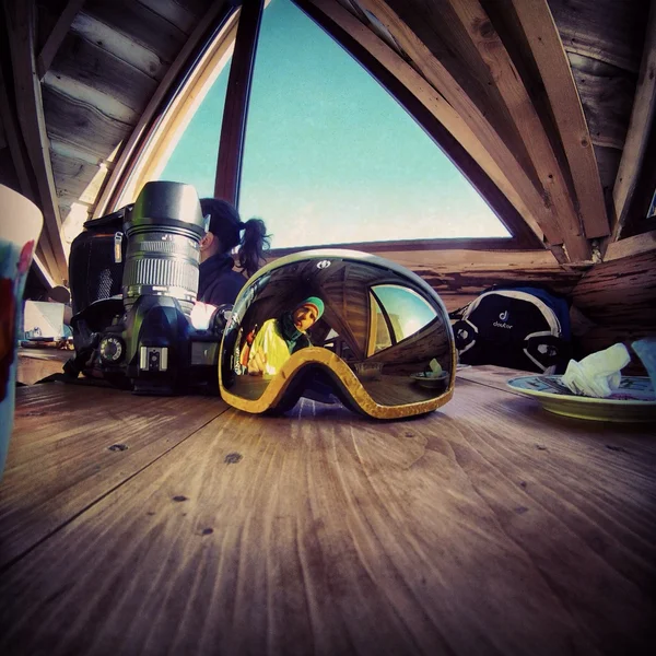 mutlu genç snowboard portresi