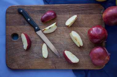 ahşap zemin üzerinde elma