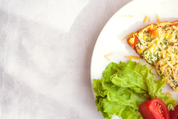 Омлет с овощным салатом — стоковое фото