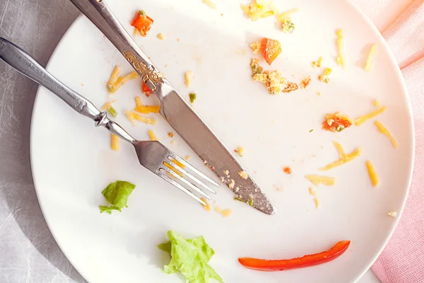 Piatto con cibo briciole e forchetta usata — Foto Stock