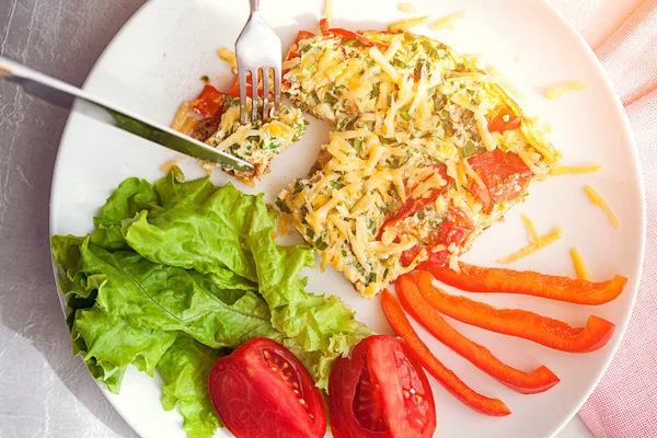omlet sebze salatası ile