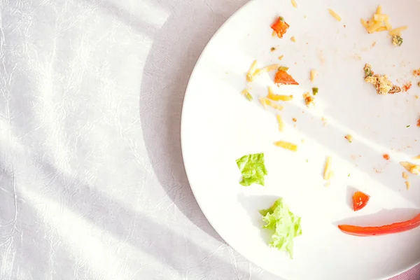 Piatto con cibo briciole e forchetta usata — Foto Stock