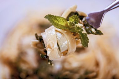 lezzetli vejetaryen tabağı, makarna ve maydanoz ahşap tablo