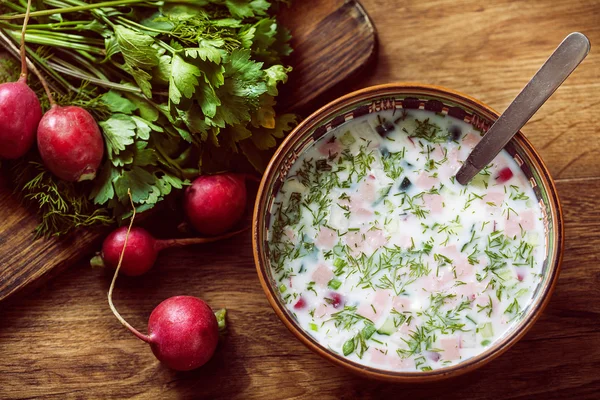 Legumes em um rabanete de pepino de vidro e ervas frescas okroshka russo verão frio — Fotografia de Stock