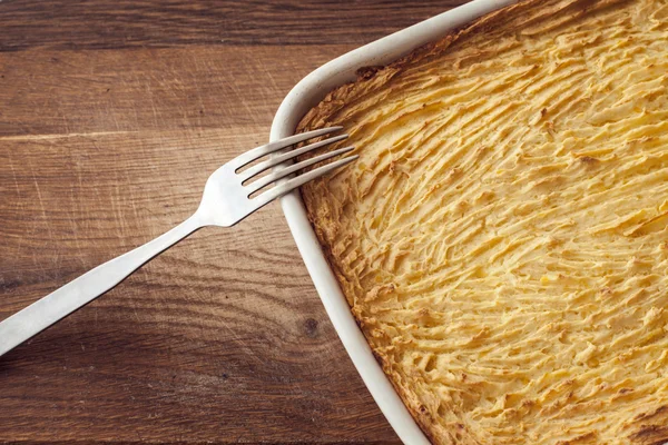 Tarte aux bergers maison au four avec purée de pommes de terre au fromage dans de petits plats à la casserole — Photo