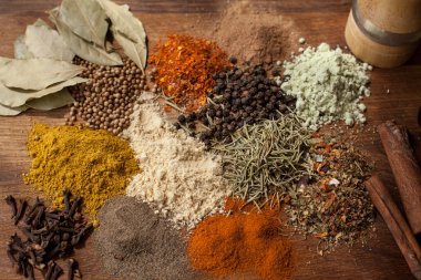 otlar ve baharatlar Kompozisyon malzemeler ahşap bir masa üzerinde pişirme