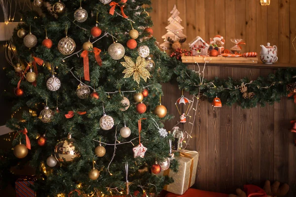 Yılbaşı süslemeleri ile Noel ağacı ve duvarı
