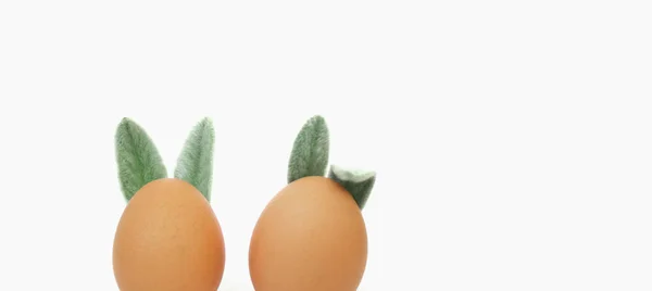 Ovos de Páscoa com orelhas close-up em um fundo branco. Conceito de Páscoa. — Fotografia de Stock