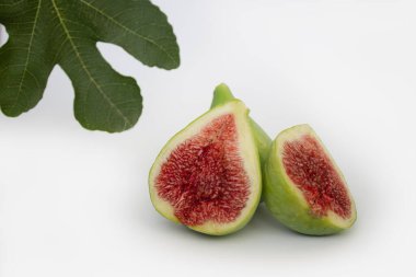 Beyaz arka plan üzerinde tüm ve kesilmiş taze incir