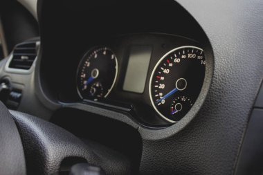 İçerideki arabanın içini kapatın. Bir arabanın içindeki ve içindeki gösterge paneli