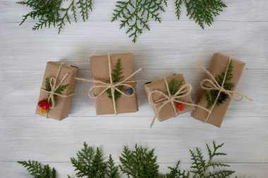  Hafif bir arka planda Noel süsleri ve hediyeler. Çevresel ambalaj ve doğa dekorasyonları.