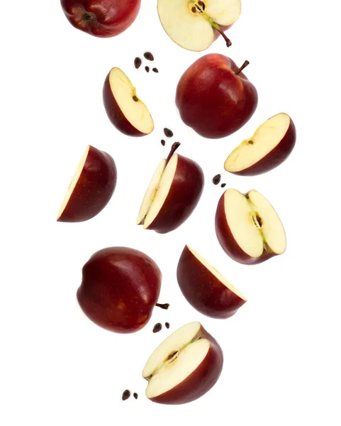 Padající červené šťavnaté jablka a plátky jablek izolované na bílém pozadí — Stock fotografie