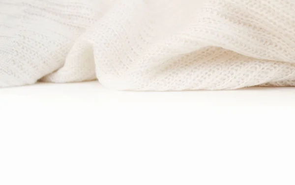 흰색 바탕에 흰색 바탕의 겨울 스웨터, 문자를 위한 장소 — 스톡 사진