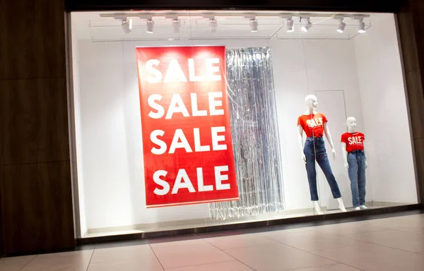 Okno obchodu se slevou a prodej znamení a figurín — Stock fotografie