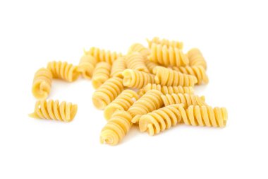 Beyaz izole arkaplanda çiğ makarna sarmalı