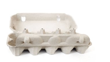 Beyaz arka planda izole edilmiş 10 yumurta için gri boş karton tepsi