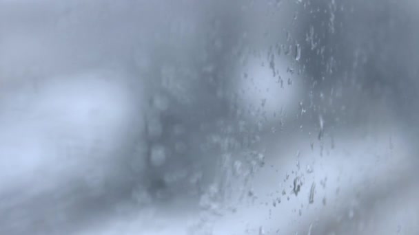 Vallende sneeuw op wazig venster achtergrond, wazig achtergrond in de winter. Kerst gedefocuste abstracte achtergrond. — Stockvideo