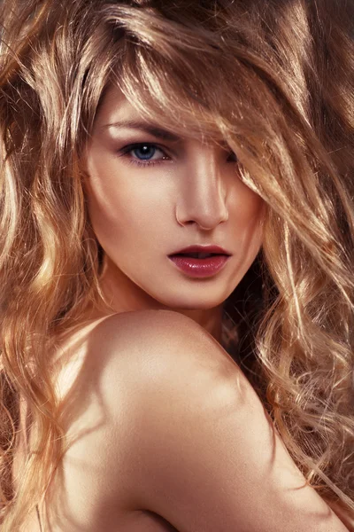 Portrait of a young woman with beautiful curly hair — Stock Photo, Image