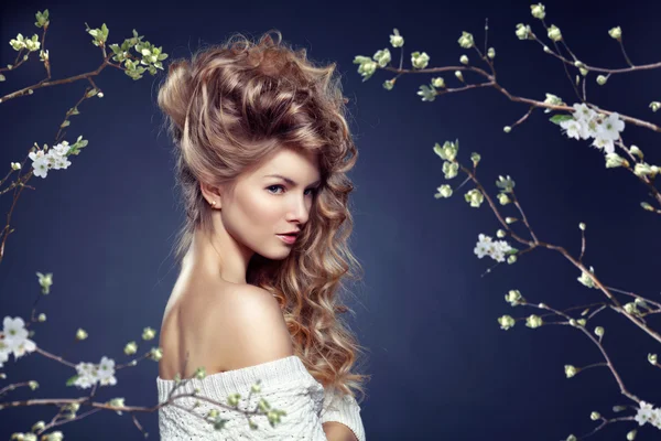 Closeup portrait of a beautiful spring girl with flowers. Studio — Stock Photo, Image