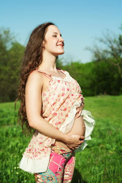 Portrait of beautiful pregnant woman in the park — Stock Photo, Image