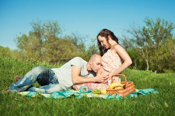 Evli hamile çift Parkta piknik — Stok fotoğraf