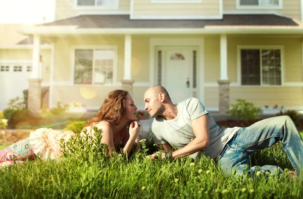 Szczęśliwa para w pobliżu ich posiadłości rodziny outdoor.real home.smiling — Zdjęcie stockowe