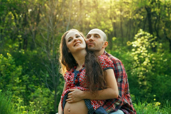 Portrait of young married pregnant couple outdoor — Stock Photo, Image