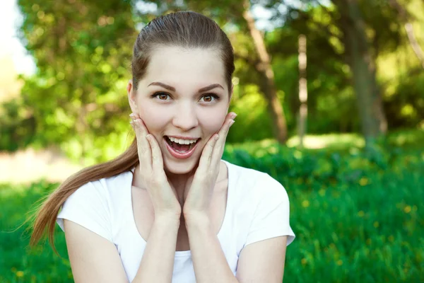 Portrait of surprised girl, outdoor — Stock Photo, Image