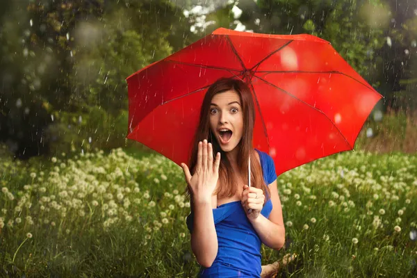 Ragazza con ombrello rosso sotto la pioggia estiva — Foto Stock