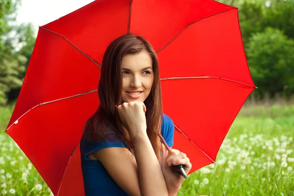 Porträt eines Mädchens unter rotem Regenschirm, im Freien — Stockfoto