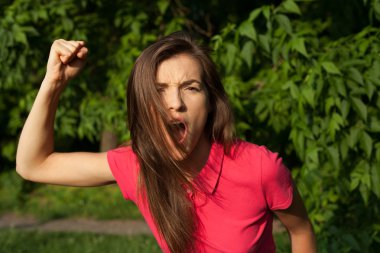 haykırış ve ona yumruk holding kızgın kız saldırmak istiyorum