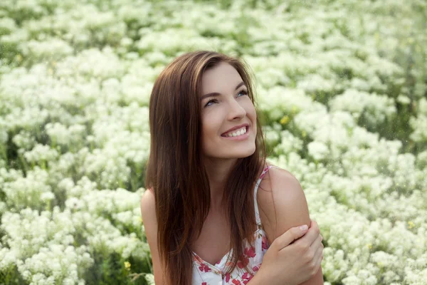 Portrait of beautiful smiling female model at the field of white — Stock Photo, Image