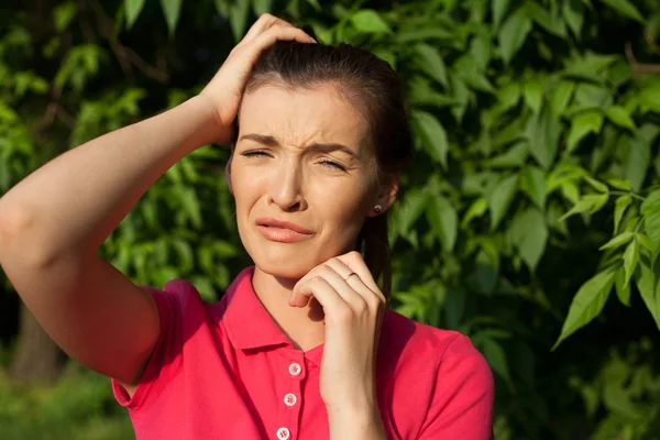 Porträt eines weinenden Mädchens im Park — Stockfoto