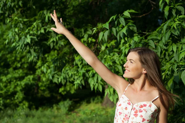 Profil eines Mädchens, das versucht, etwas mit ausgestreckter Hand zu erreichen — Stockfoto