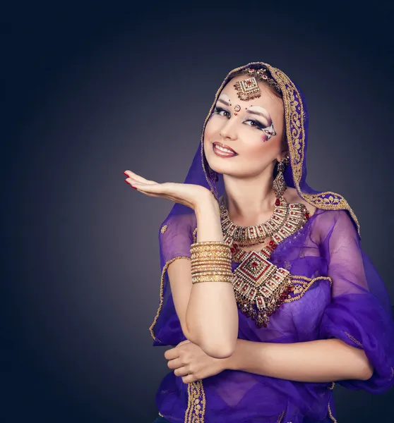 Aufnahme einer orientalischen Frau in traditioneller Tracht, lächelnd, — Stockfoto