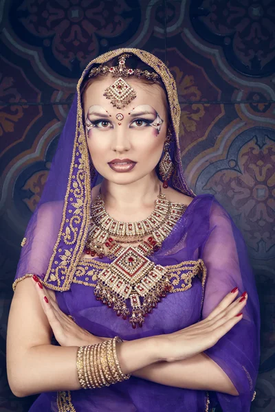 Aufnahme einer orientalischen Frau in traditioneller Tracht. — Stockfoto