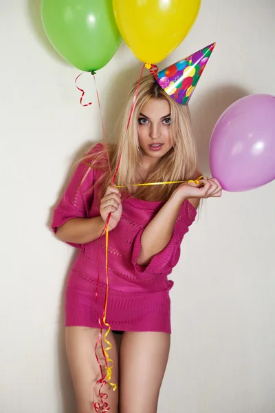 Woman posing with ballons and birthday hat — Stock Photo, Image