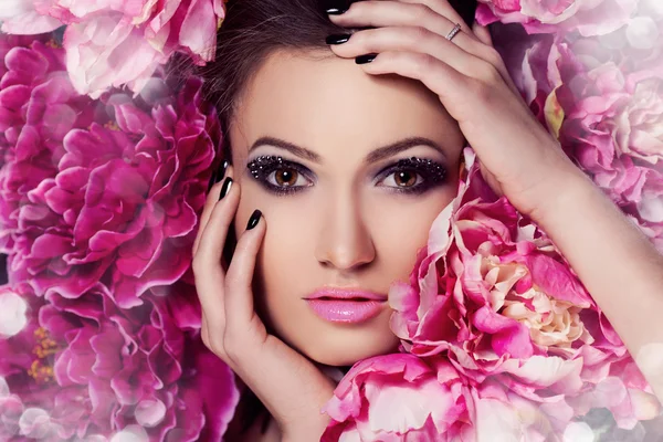 Menina beleza com peônias Flores . — Fotografia de Stock