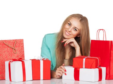 mevcut hediye kutuları ve alışveriş torbaları ile kız