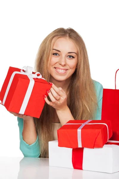 Meisje met huidige geschenkdozen en shopping tassen — Stockfoto