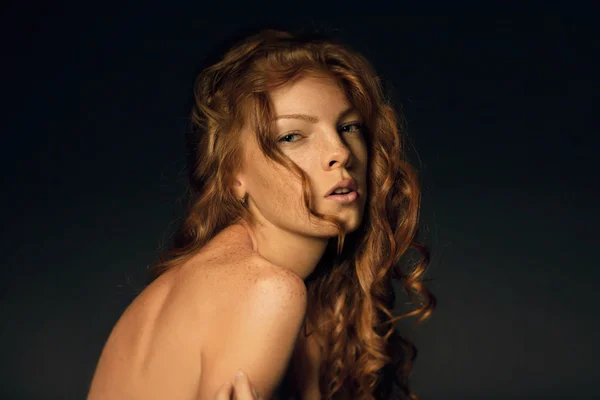 Capelli rossi lentigginoso giovane donna — Foto Stock