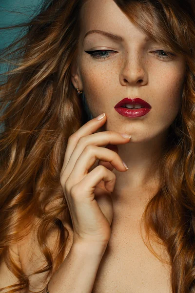 Mujer joven pecosa de pelo rojo — Foto de Stock