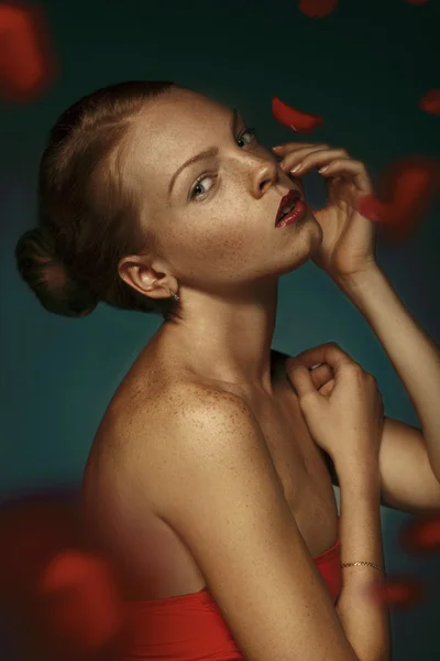 Exy female art portrait with roses — Stock Photo, Image