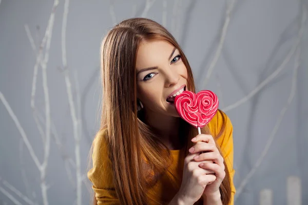 Woman with heart caramel — Stock Photo, Image