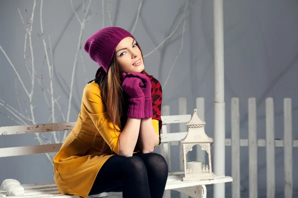 Vrouw zitten op een bankje in de winter — Stockfoto